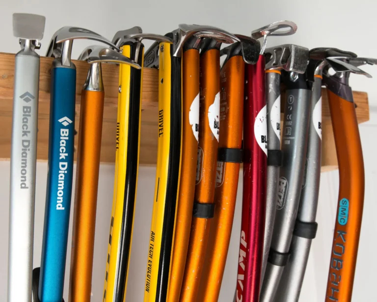 Giá rìu leo núi phổ biến dao động từ 40-200 USD tùy hãng và chất lượng