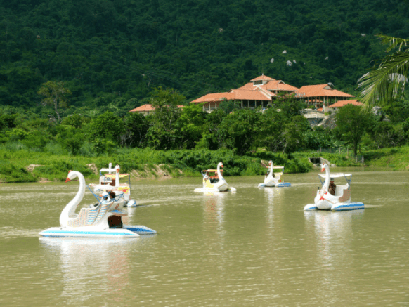 Đạp vịt ở hồ núi Tà Cú