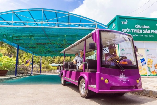 Ngồi xe điện tham quan khu du lịch Tà Cú