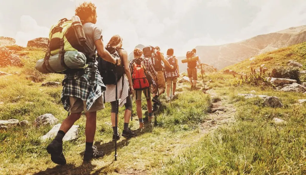 Đi leo núi theo nhóm và không tách đoàn